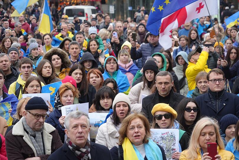 Solidarität für die Ukraine zeigen – ein Jahr nach Beginn des russischen Angriffskriegs.