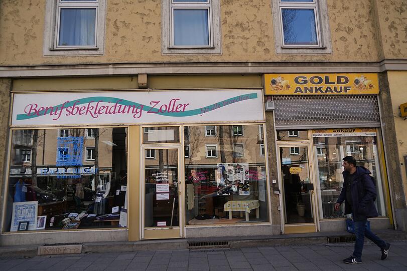 In diesem Laden hat ihr Rolf Zoller (der auch Berufsbekleidung bestickt) die linke Hälfte freigeräumt. Jeder hat jetzt sein eigenes Schaufenster.