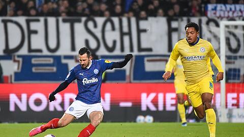 Steven Skrzybski (l) traf aus knapp 60 Metern zum 1:0 für die Kieler. Danach drehte Braunschweig jedoch das Spiel.