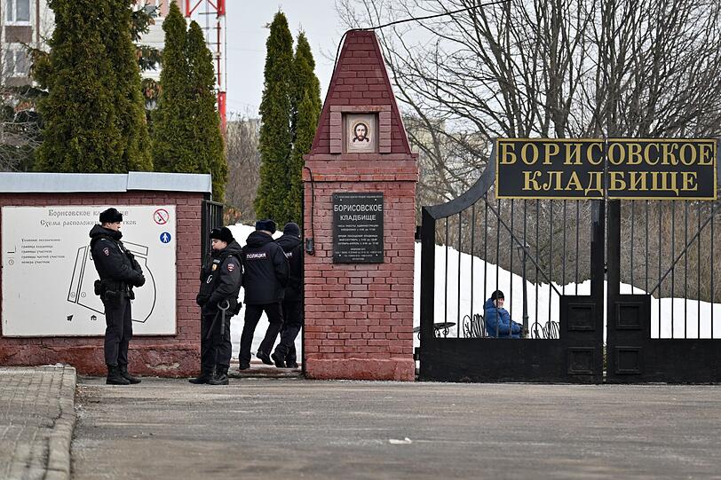 Polizisten stehen Wache auf dem Friedhof, wo Nawalny beerdigt wurde.