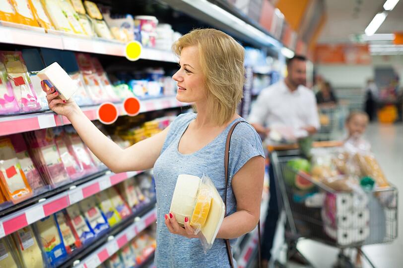 Die leichte Käsevariante schlechthin ist Hüttenkäse. Wem der zu fad ist, der kann auf Light-Versionen anderer Sorten zurückgreifen. Doch Vorsicht: Die leichtere Variante von Mozzarella, Leerdamer oder Feta ist noch immer ziemlich gehaltvoll. Also nach Herzenslust und ohne Reue schlemmen ist auch hier nicht drin. Die leichte Käsevariante schlechthin ist Hüttenkäse. Wem der zu fad ist, der kann auf Light-Versionen anderer Sorten zurückgreifen. Doch Vorsicht: Die leichtere Variante von Mozzarella, Leerdamer oder Feta ist noch immer ziemlich gehaltvoll. Also nach Herzenslust und ohne Reue schlemmen ist auch hier nicht drin.