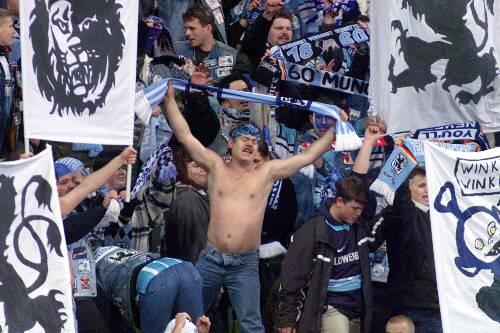 Löwenfans in der Kurve - nach einem Spiel gegen Bayern II Ende 2007 bekamen es einige mit der Polizei zu tun