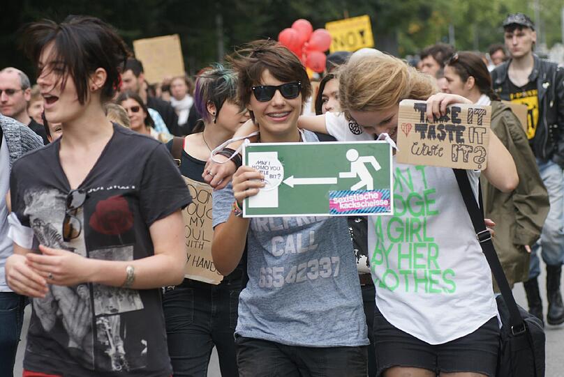 Beim Slutwalk in München haben heute rund 200 Menschen unter dem Motto "Nein heißt Nein" gegen Diskriminierung und Sexismus demonstriert. Sie stellen sich damit gegen sexualisierte Gewalt sowie gegen Vergewaltigungsmythen und -verharmlosungen.