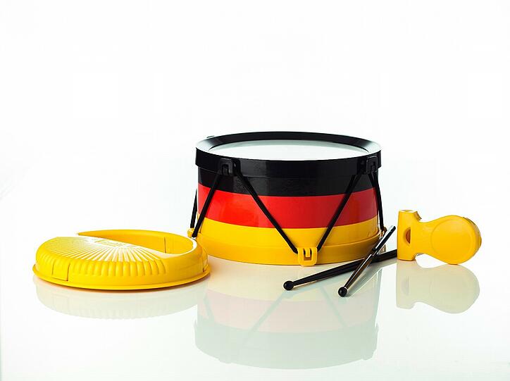 So klingt der Sommer Der Sound des Sommers 2010, als die Fußball-WM in Südafrika stattfand, war das ohrenbetäubende Dröhnen der Vuvuzelas. Heuer könnte die &bdquo;ComBinho&ldquo; den Ton angeben: Das schwarz-rot-goldenen Paket ist eine Kombination aus Pfeife, Rassel, Ratsche und Trommel (Media Markt, 9,95 Euro). Nach Meinung des Herstellers wird so jeder Fußball-Abend zum ansteckend fröhlichen Sommer-Samba-Fest. Die Elektrinokfachmarkt-Kette sicherte sich als werbetaugliche Figur Bayern Münchens brasilianischen Spaßvogel Dante, der in den Werbeclips zeigt, wie man die Combinho brasilianisch-rhythmisch einsetzt.