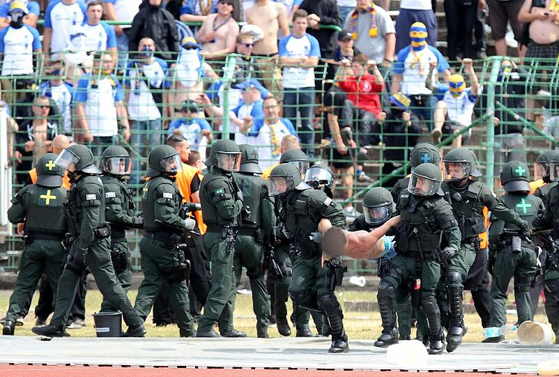 Schockierende Bilder aus Erfurt: Radalierende Leipzig-Fans haben für einen Spielabbruch gesorgt.