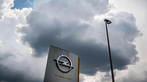 Dunkle Wolke über dem Firmenlogo am Stammsitz von Opel in Rüsselsheim.