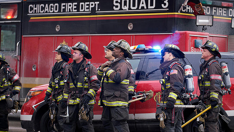 Die Crew von "Chicago Fire" wird offenbar noch viele Feuer löschen. Die Crew von "Chicago Fire" wird offenbar noch viele Feuer löschen.