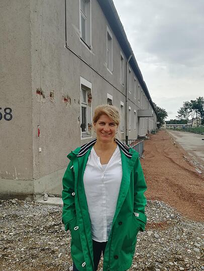Baustoff-Professorin Andrea Kustermann vor einem alten Haus ...