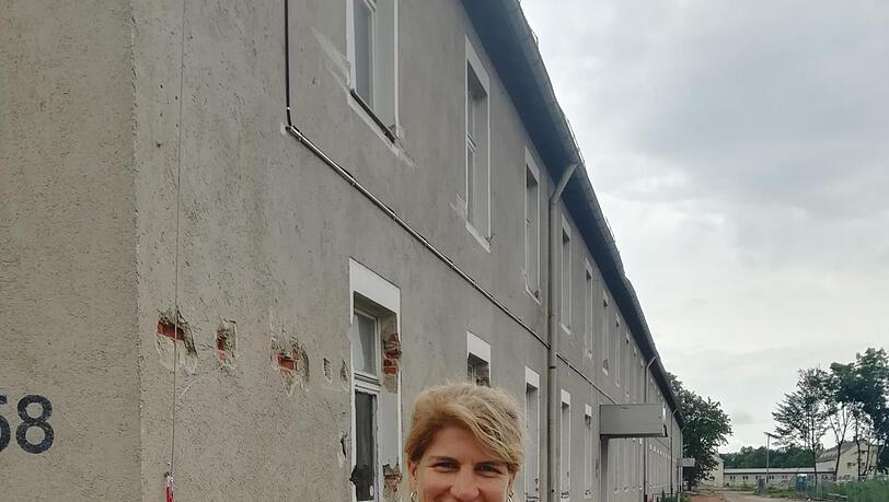 Baustoff-Professorin Andrea Kustermann vor einem alten Haus ... Baustoff-Professorin Andrea Kustermann vor einem alten Haus ...