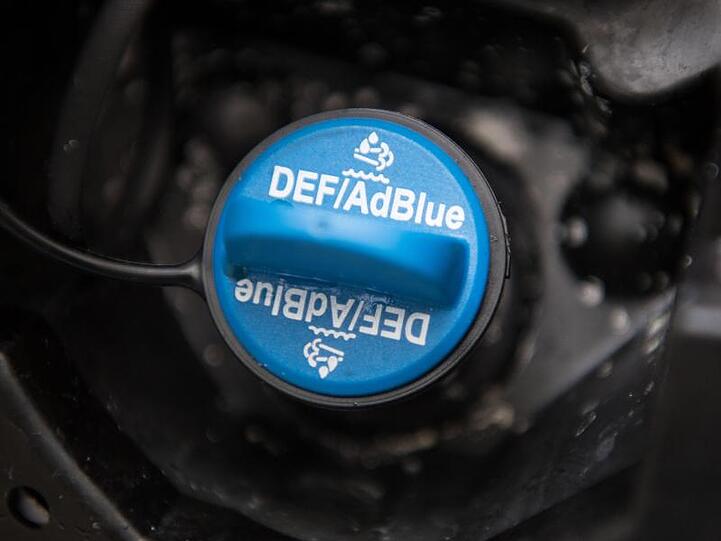 AdBlue-Behälter im Motorraum eines umgerüsteten Fiat Ducato.
