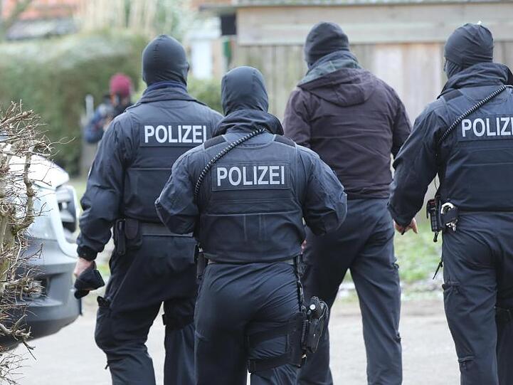Zweien der Männer wird die Vorbereitung einer schweren staatsgefährdenden Gewalttat zur Last gelegt.