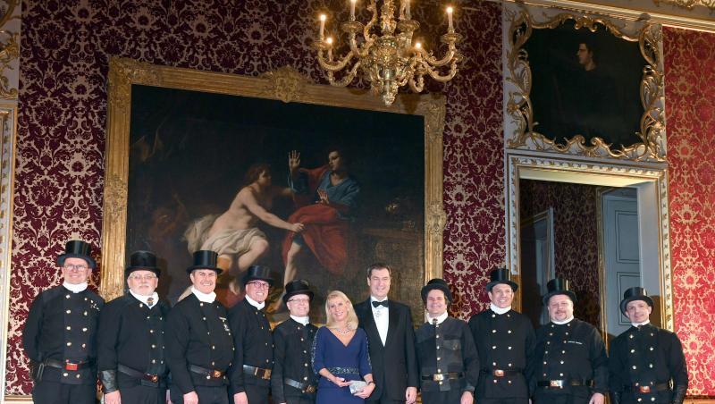 Karin Baumüller-Söder und Markus Söder mit einer Gruppe von Kaminkehrern beim Neujahrsempfang. Foto: Felix Hörhager/dpa Karin Baumüller-Söder und Markus Söder mit einer Gruppe von Kaminkehrern beim Neujahrsempfang. Foto: Felix Hörhager/dpa