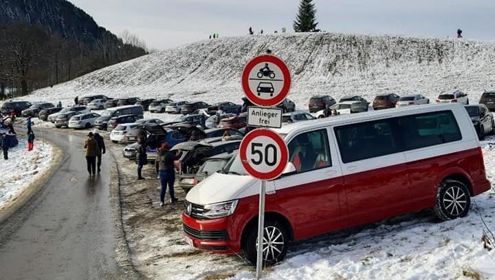 Bilder vom Wochenende aus der Region Schliersee, die im Netz kursieren, zeigen, wie Ausflügler Feld und Flur zuparken. Dass die Straße am Kirchbichl nur für Anlieger frei ist, scheint keinen zu kümmern. Bilder vom Wochenende aus der Region Schliersee, die im Netz kursieren, zeigen, wie Ausflügler Feld und Flur zuparken. Dass die Straße am Kirchbichl nur für Anlieger frei ist, scheint keinen zu kümmern.