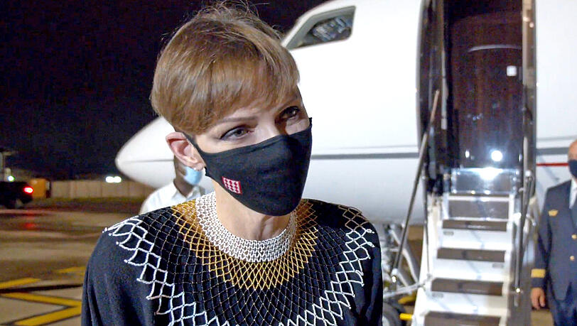 Das Standbild aus einem Video zeigt Fürstin Charlene von Monaco bei einem Interview vor ihrem Ablug nach Monaco. Monatelang hing Fürstin Charlene von Monaco wegen Gesundheitsproblemen nach einer komplizierten Operation in Südafrika fest - nun ist sie zurück bei ihrer Familie. Das Standbild aus einem Video zeigt Fürstin Charlene von Monaco bei einem Interview vor ihrem Ablug nach Monaco. Monatelang hing Fürstin Charlene von Monaco wegen Gesundheitsproblemen nach einer komplizierten Operation in Südafrika fest - nun ist sie zurück bei ihrer Familie.