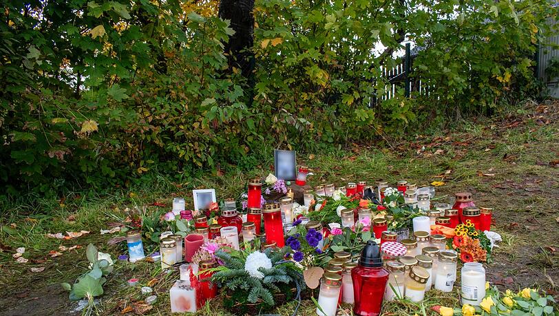 Blumen und Kerzen im Gedenken an einen Obdachlosen. Er wurde mit Messerstichen getötet.