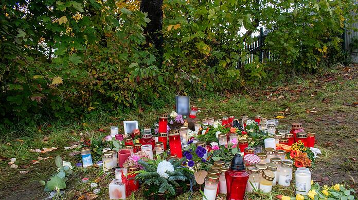 Blumen und Kerzen im Gedenken an einen Obdachlosen. Er wurde mit Messerstichen getötet.