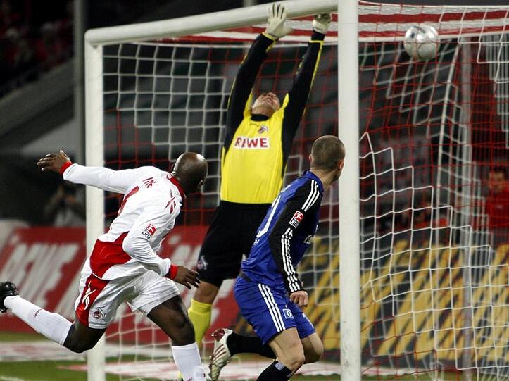 Mladen Petric(re.)  trifft per Kopf. Kölns Torhüter Mondragon streckt sich vergebens.
