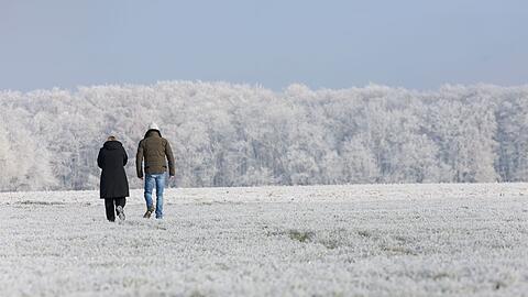 Ab Sonntagnachmittag sollen Niederschläge aufkommen. Vorher zog es manche Spaziergänger noch nach draußen - wie hier bei Sonnenschein auf der Schwäbischen Alb.
