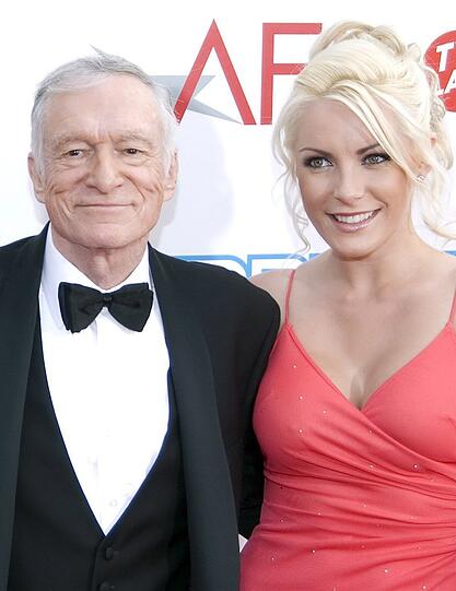 Auch die Frage nach den Trauzeugen ist geklärt: Hefners Söhne Marston und Cooper sollen es werden. Sie hat sich für ihre beiden älteren Schwestern als Brautjungfern entschieden.