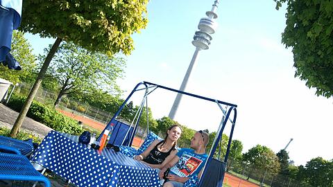 Von der Terrasse aus hat man einen schönen Blick auf den Olympiaturm.