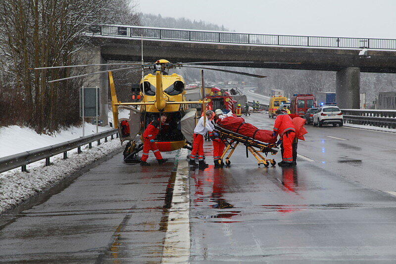 Schwerer Lkw-Unfall auf der A 8 in Richtung Salzburg: Die Bilder