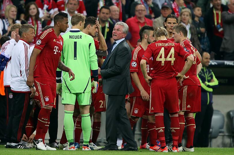 Trainer Jupp Heynckes mit seinen erschöpften Spielern. Auch ihm ist die Enttäuschung anzusehen.