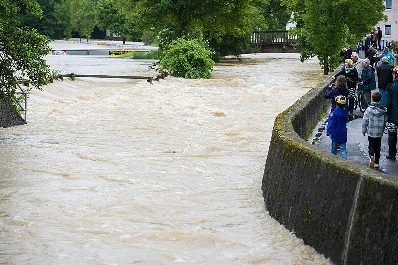 In Bamberg-Hallstadt hat das Hochwasser sich in reißenden Ströme verwandelt.