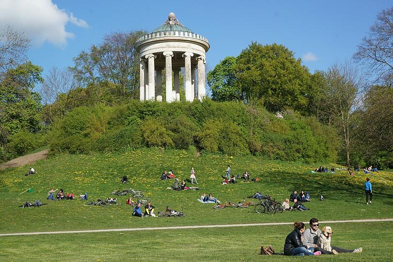 Ostern 2014 in München: AZ-Fotograf Daniel von Loeper hat am Wochenende die Biergärten, die Isar, den Tierpark und den Englischen Garten besucht und tolle Fotos gemacht. So schön war das Osterwochenende...