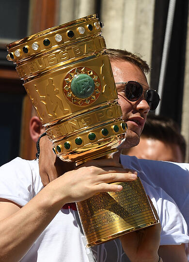 Pokal-Sause, Pep-Abschied und Double-Feier: Der FC Bayern lässt's auf dem Rathausbalkon krachen. Die Bilder.
