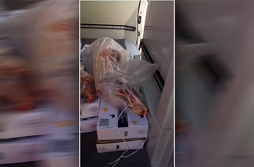 Das Fleisch lag ungekühlt und offen im Laster des Supermarktbesitzers.