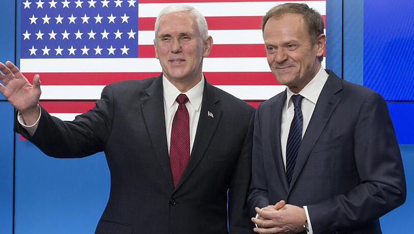EU-Ratspräsident Donald Tusk (r) begrüßt US-Vizepräsident Mike Pence in Brüssel. EU-Ratspräsident Donald Tusk (r) begrüßt US-Vizepräsident Mike Pence in Brüssel.