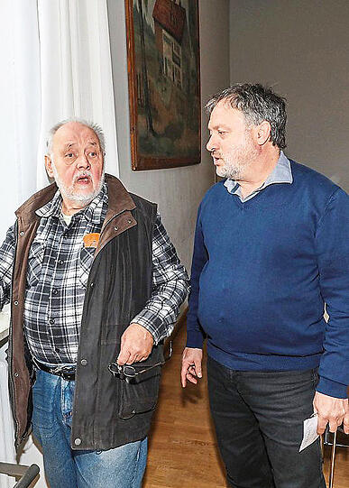 Unterwegs im Haus mit dem heutigen Heimleiter Achim Weiss (r.).