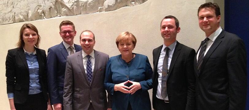 Der Münchner CSU-Bundestagsabgeordnete Wolfgang Stefinger (links) im Kreis junger Abgeordneter mit Bundeskanzlerin Angela Merkel.