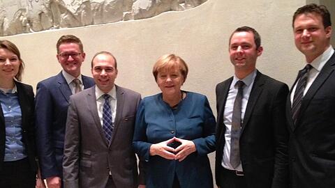 Der Münchner CSU-Bundestagsabgeordnete Wolfgang Stefinger (links) im Kreis junger Abgeordneter mit Bundeskanzlerin Angela Merkel.