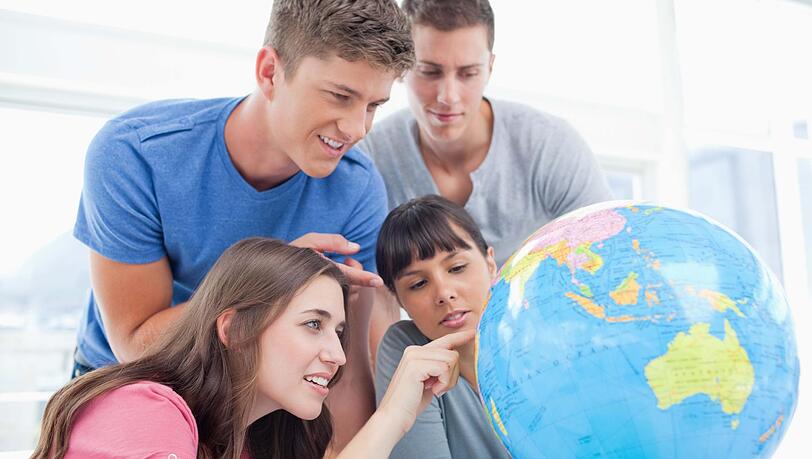 An "Summer Schools" können junge Menschen während der Semesterferien zwei bis zwölf Wochen lang im Ausland studieren. An "Summer Schools" können junge Menschen während der Semesterferien zwei bis zwölf Wochen lang im Ausland studieren.