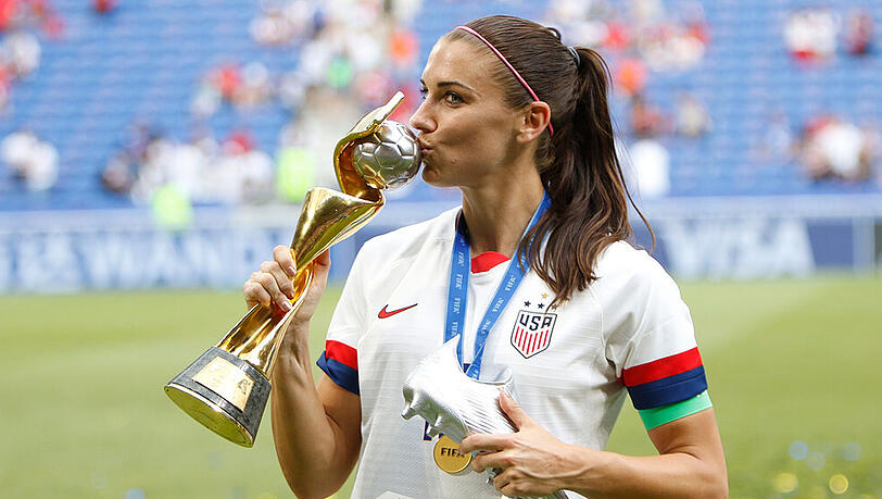 Alex Morgan mit dem Pokal bei der Fußball-Weltmeisterschaft der Frauen 2019 Alex Morgan mit dem Pokal bei der Fußball-Weltmeisterschaft der Frauen 2019
