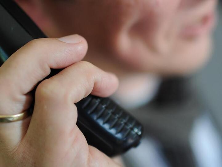 Ein Mitarbeiter einer Telefonseelsorge telefoniert. Foto: Angelika Warmuth/dpa/Archivbild