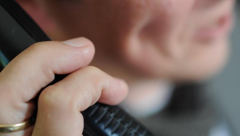 Ein Mitarbeiter einer Telefonseelsorge telefoniert. Foto: Angelika Warmuth/dpa/Archivbild Ein Mitarbeiter einer Telefonseelsorge telefoniert. Foto: Angelika Warmuth/dpa/Archivbild