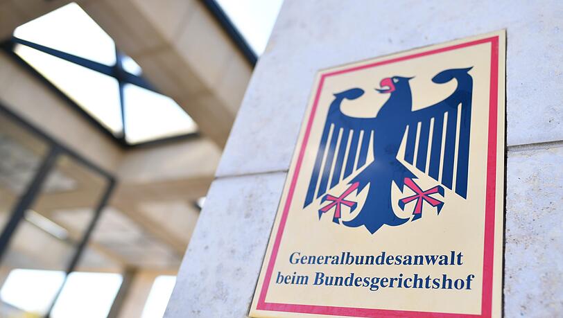 Ein Schild mit der Aufschrift «Generalbundesanwalt beim Bundesgerichtshof» hängt an der Einfahrt zum Bundesgerichtshof.