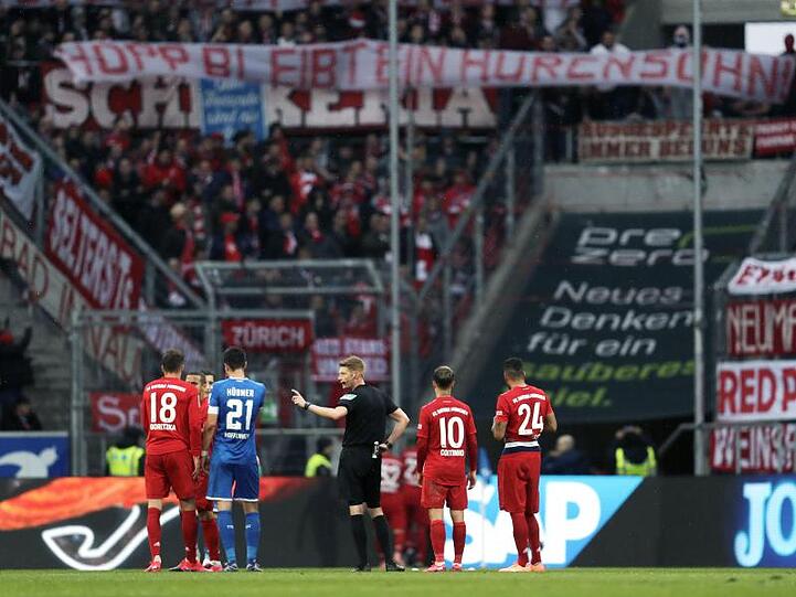 Im Fokus: Schiedsrichter Christian Dingert (M) beim Spiel Hoffenheim gegen Bayern.