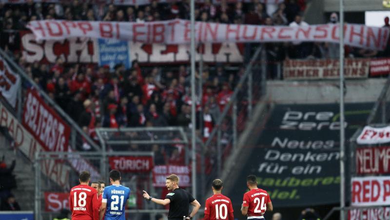 Im Fokus: Schiedsrichter Christian Dingert (M) beim Spiel Hoffenheim gegen Bayern. Im Fokus: Schiedsrichter Christian Dingert (M) beim Spiel Hoffenheim gegen Bayern.