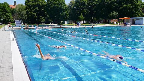 Im Schyrenbad ziehen Schwimmer ihre Runden. Richtig voll ist es nicht, denn es dürfen nur wenige Badegäste gleichzeitig eingelassen werden.