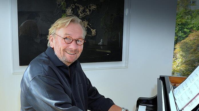 Macht auch dem Klavier eine gute Figur: Komiker Bernd Stelter.