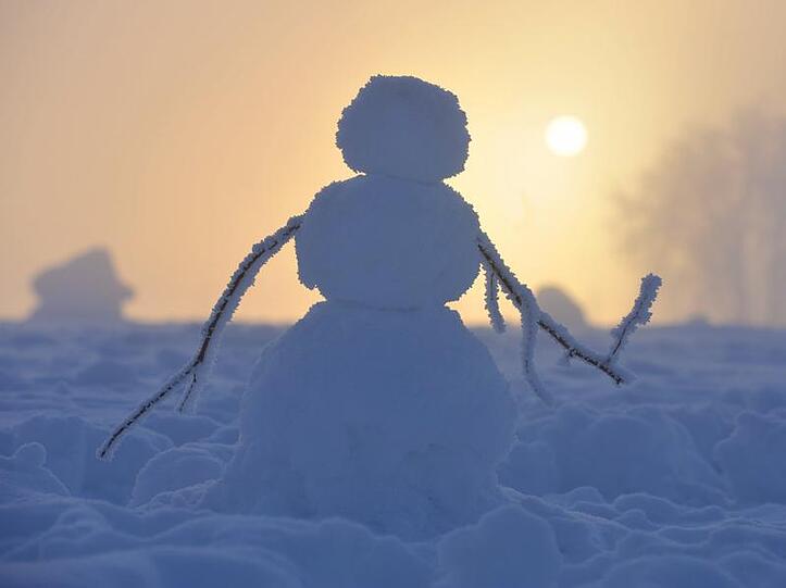 Am Freitag beginnen die schulferien _ Zeit für die Kinder, einen Schneemann zu bauen.