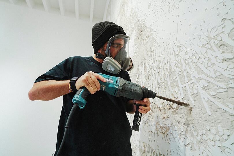 Ein Star: "Vhils" aus Portugal stellt im MUCA aus. Der Besuch seiner Ausstellung gehört zu dieser Street-Bike-Tour dazu.