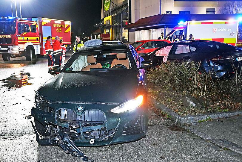 Ende einer Tesla-Testfahrt: Der Unfallverursacher überstand den Crash unbeschadet, sein Beifahrer wurde leicht verletzt. Die Polizei schätzt den Gesamtschaden auf etwa 100.000 Euro. Ende einer Tesla-Testfahrt: Der Unfallverursacher überstand den Crash unbeschadet, sein Beifahrer wurde leicht verletzt. Die Polizei schätzt den Gesamtschaden auf etwa 100.000 Euro.