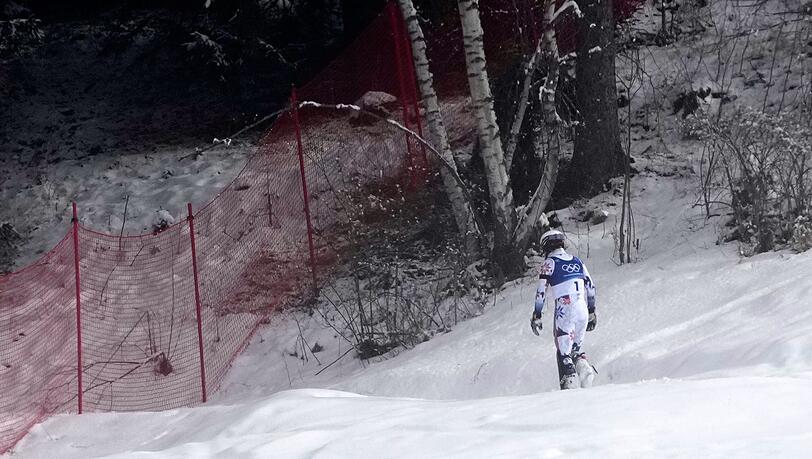 Ein Bild dieser Winterspiele: Atle Lie McGrath stapfte nach seinem Aus im Slalom einsam durch den Schnee in Richtung eines Waldst&uuml;ck.