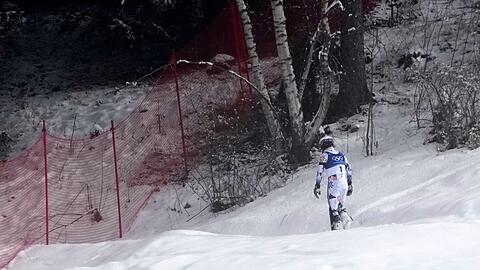 Ein Bild dieser Winterspiele: Atle Lie McGrath stapfte nach seinem Aus im Slalom einsam durch den Schnee in Richtung eines Waldst&uuml;ck.