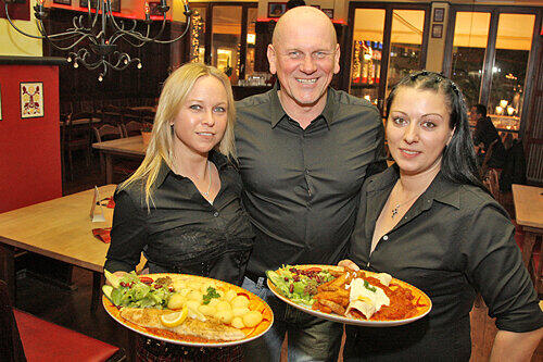 Gastwirt und Inhaber Doric Samo mit Restaurantleiterin Claudia Swajkowski (li.) und Kellnerin Elisabeth Sabljic servieren Zander und Mexiko-Salat.