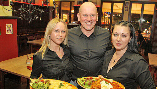 Gastwirt und Inhaber Doric Samo mit Restaurantleiterin Claudia Swajkowski (li.) und Kellnerin Elisabeth Sabljic servieren Zander und Mexiko-Salat. Gastwirt und Inhaber Doric Samo mit Restaurantleiterin Claudia Swajkowski (li.) und Kellnerin Elisabeth Sabljic servieren Zander und Mexiko-Salat.